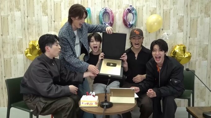 【 M!LK 】YouTubeチャンネルの登録者数が100万人を突破　〝金の盾〟持ち帰りじゃんけんからの全員サイン＆全員キス|TBS NEWS DIG