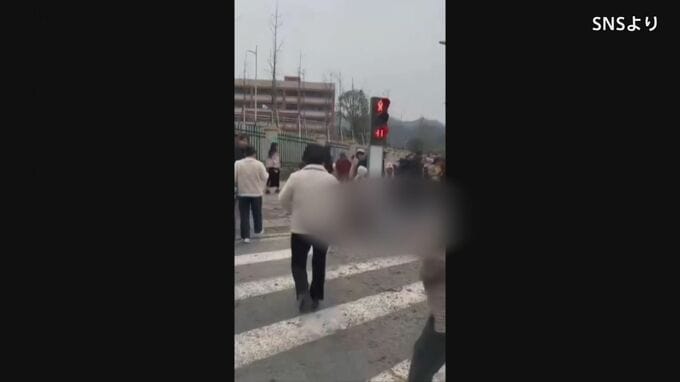 中国・湖北省で信号待ちの小学生らに車突っ込む 10人以上はねられる|TBS NEWS DIG