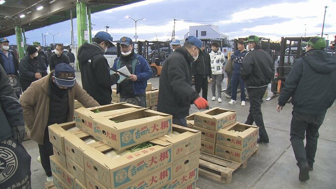 大分市の市場で青果部門のセリ納め　酷暑の影響で野菜や果物が値上がり　|　大分のニュース｜OBS NEWS｜大分放送