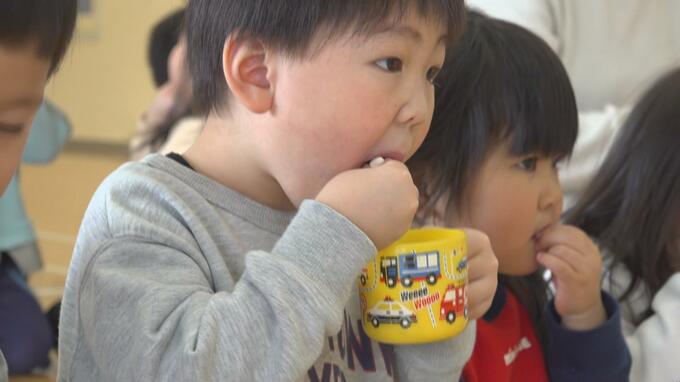 「こわかった」けど「おいしい！アイスのコーンの味！」園児たちが『どんきみ』でひなあられ作りを楽しむ　|　青森のニュース│ATV NEWS│青森テレビ