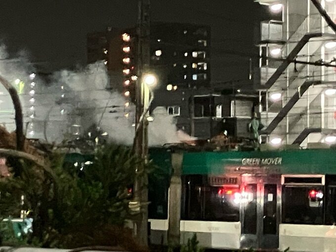 「停まっている電車から炎が見えた」広島電鉄の車庫で停車中の列車から炎と煙　消防車10台などが出動　けが人なし　広島|TBS NEWS DIG