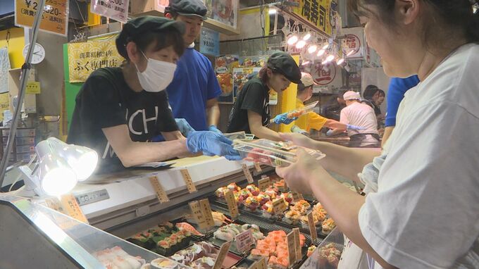 連休最終日の市場「ネタがボリューミーでおいしい」すしを求めて行列|TBS NEWS DIG