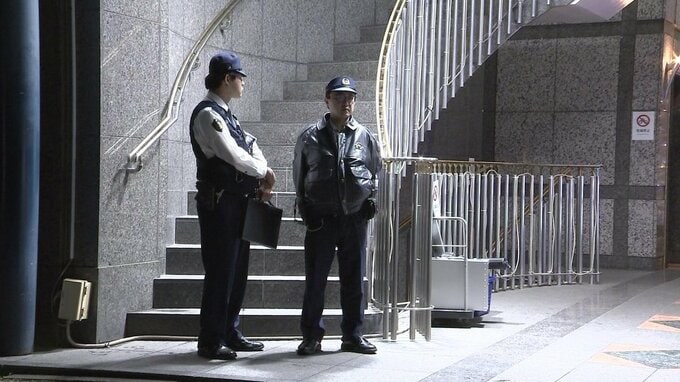 横浜市の雑居ビルに男性の遺体 服が一部脱げた状態で倒れる　右脇腹に打撲痕　上の階から転落か　事件の可能性ないか捜査|TBS NEWS DIG