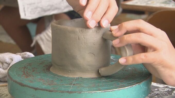 小学生が伝統の技を体験　無形文化財保持者による「陶芸教室」器づくりに挑戦|TBS NEWS DIG