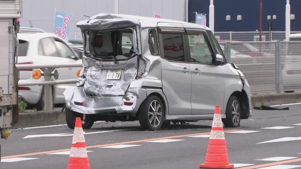 軽乗用車2台とトラックが絡む事故 70代女性が意識不明の重体 50代男性も軽いケガ 交…