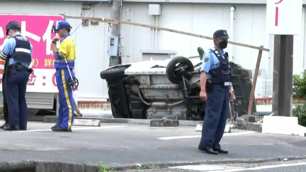 看板を突き破り…　鹿屋市新生町で軽乗用車横転　運転女性搬送　鹿児島