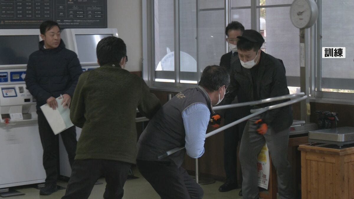 ロープウェイ施設で訓練「刃物を持った不審者が駅の構内に」という想定 観光客の避難誘導ほか不審者制圧も 新穂高ロープウェイ 岐阜・高山市　 