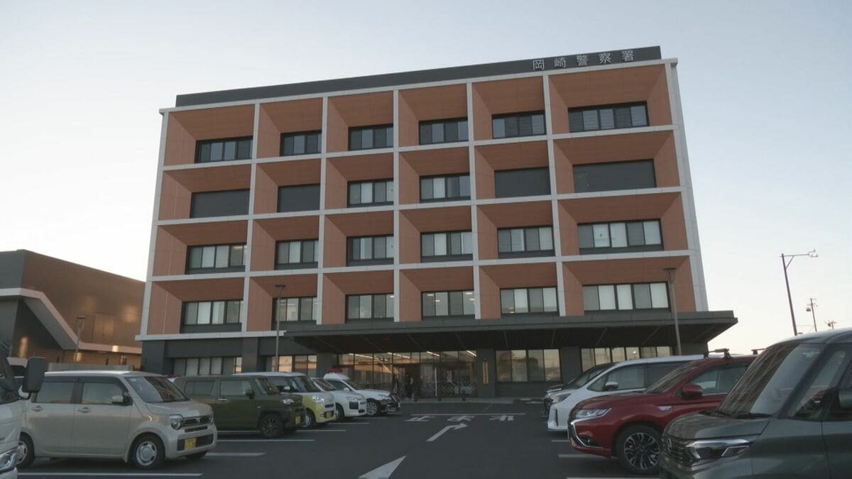 パトカー追跡の原付バイクが乗用車と衝突　バイクの運転手は逃走　愛知・岡崎市