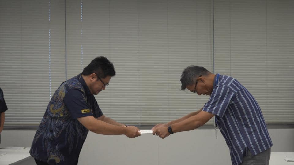 常態化する嘉手納基地でのパラシュート降下訓練　沖縄県議会が抗議