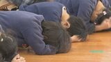 地震で身を守る“カメのポーズ” 幼稚園で防災教室 園児が震度6強の揺れを体験 山梨|TBS NEWS DIG