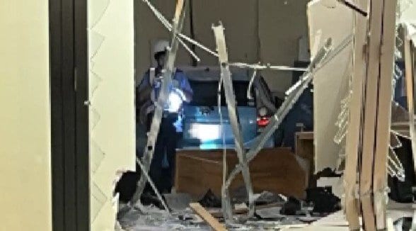 「爆発音のような音がした…」88歳男が運転する乗用車が大型商業施設に突っ込む…テナントにいた小中学生2人含む3人が重軽傷…金属製ポール倒し、ガラスを突き破って…テナントでは当時ロボット教室　|　SBC NEWS | 長野のニュース | SBC信越放送