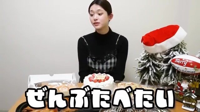 【 松村沙友理 】クリスマスもぐもぐ　5本入りチキンを「ぜんぶたべたい」ホールケーキを片手で持ち上げスプーンでパクリ|TBS NEWS DIG