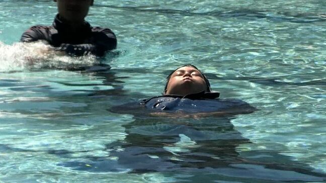 服を着たまま海や川に転落したら？「力をぬいて浮かんで待つ」など対応と救助方法を学ぶ訓練【岡山】|TBS NEWS DIG