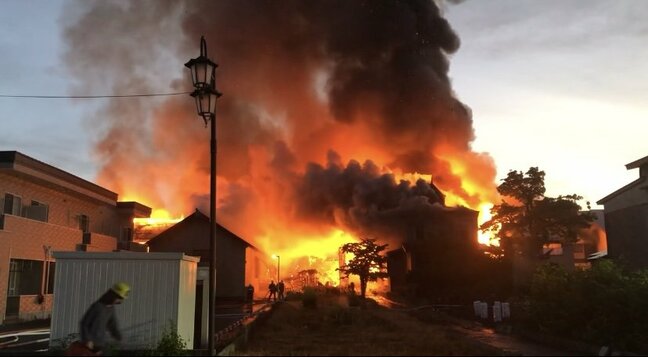 尾花沢市で8棟全焼火災　午前10時現在で未だ鎮火せず　消防が消火中（山形）|TBS NEWS DIG