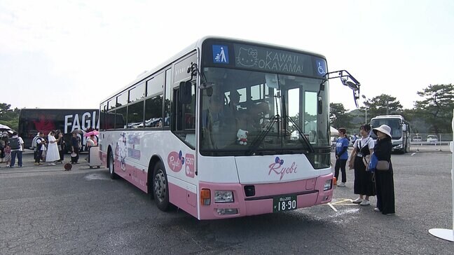 海の日に「港のマルシェ」 新岡山港で家族連れ賑わう　ハローキティのバスもお披露目|TBS NEWS DIG