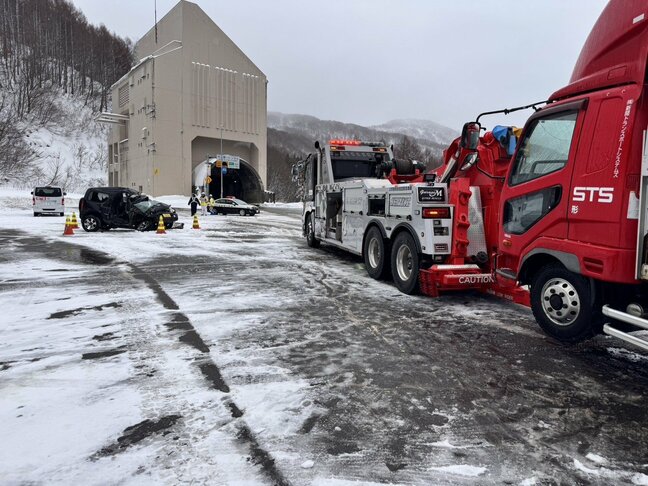 【速報】国道112号・月山道でトラックと軽乗用車の事故　軽乗用車に乗っていた20代男性が意識不明|TBS NEWS DIG