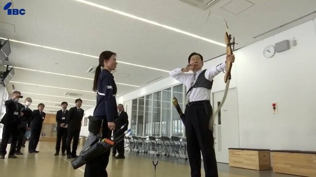 達増拓也岩手県知事が雫石町のアーチェリー施設を視察・体験　管内状況調査の一環として|TBS NEWS DIG