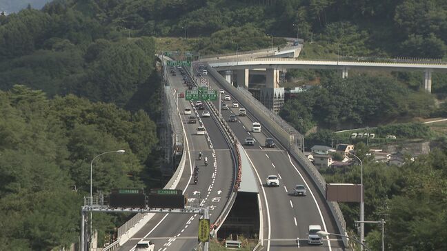 高速道路で大型バイクと乗用車が衝突 大型バイク運転の男性が死亡 車線変更で衝突か|TBS NEWS DIG