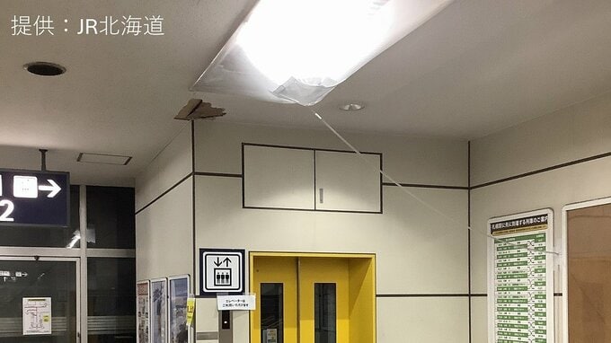 JR新札幌駅のコンコース天井板が落下　雨どいから浸み出た水の重みが原因か　巻き込まれた人なし　JR北海道　|　北海道のニュース｜HBC北海道放送