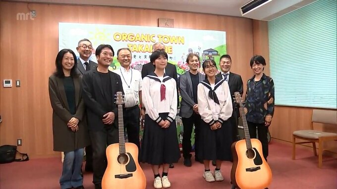 高鍋町の中学校に宮崎県産材使った「モーリス」のギター贈呈|TBS NEWS DIG