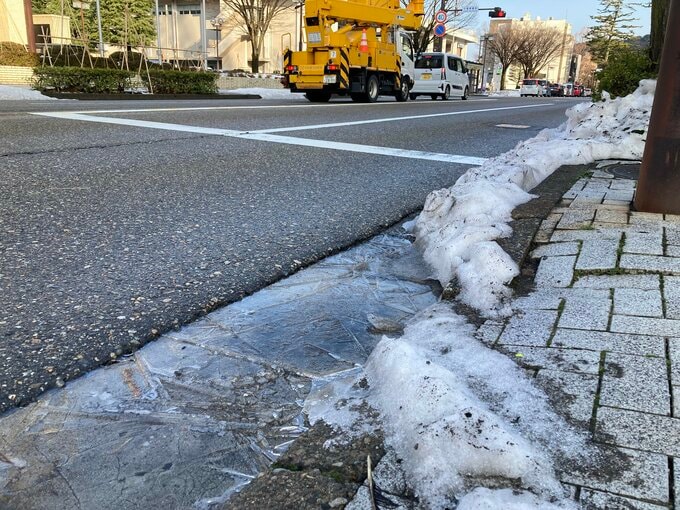 厳しい冷え込み　交通事故相次ぐ 北陸道で通行止め 金沢で車が用水転落|TBS NEWS DIG