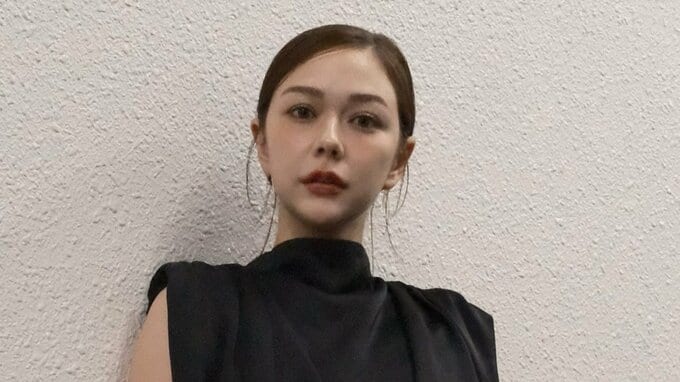 【 村重杏奈 】 黒ドレス×赤リップの大人メイクでMC務める　社長の絶賛に歓喜「ツインプラネットのもう一つの惑星になりたい」|TBS NEWS DIG