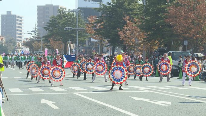約2500人が参加して市民総踊り、エヴァコラボ商品販売も　恒例「宇部まつり」コロナ前の規模で開催|TBS NEWS DIG