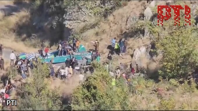 インドでバスが崖下に転落　36人死亡 19人負傷|TBS NEWS DIG
