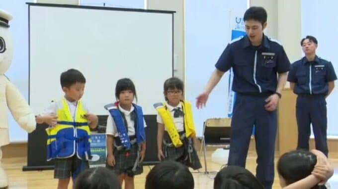 水難事故防止へ　幼稚園児が救命胴衣の着用体験  愛媛・新居浜市|TBS NEWS DIG