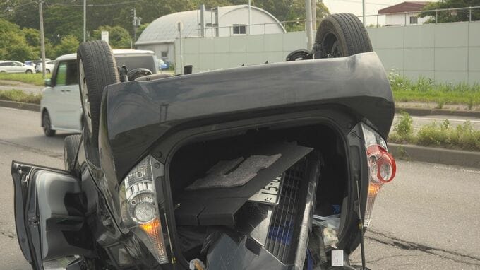 走行車線上で横転した乗用車
