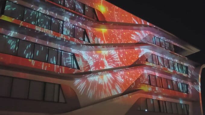 日本海に浮かぶ船をイメージしたビルにプロジェクションマッピング　島根県出雲市駅通り|TBS NEWS DIG