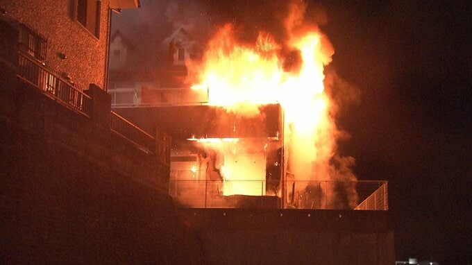 仙台市内のアパートで火事　煙吸った男性搬送も会話可能　消火活動中|TBS NEWS DIG