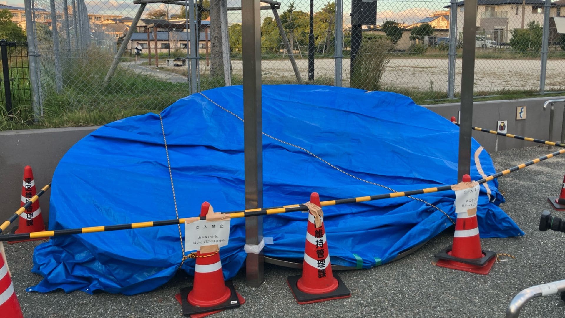 公園の「日よけ棚」ステンレス製の屋根が落下 中学生4人が重軽傷 脊髄