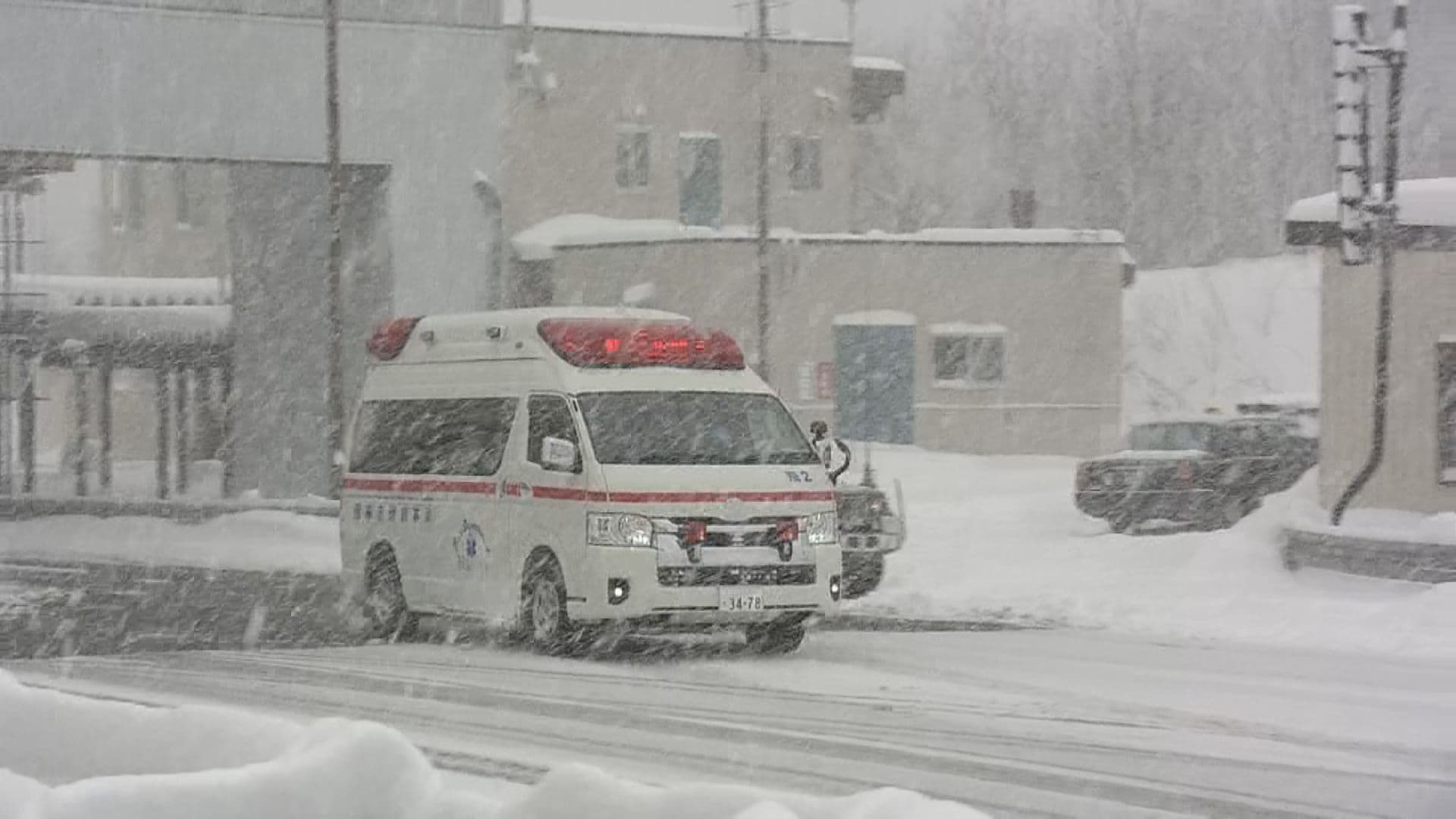 東海北陸道のトンネルで高速バスや乗用車など7台絡む玉突き事故　12人がけが　1人が意識不明か