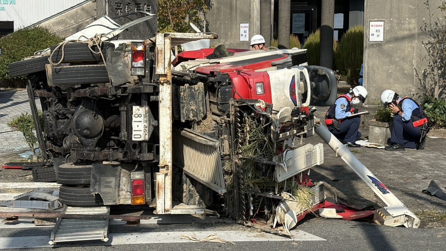 トラックが横転」城南町の県道で車3台が絡む事故 4人が軽いけが 熊本