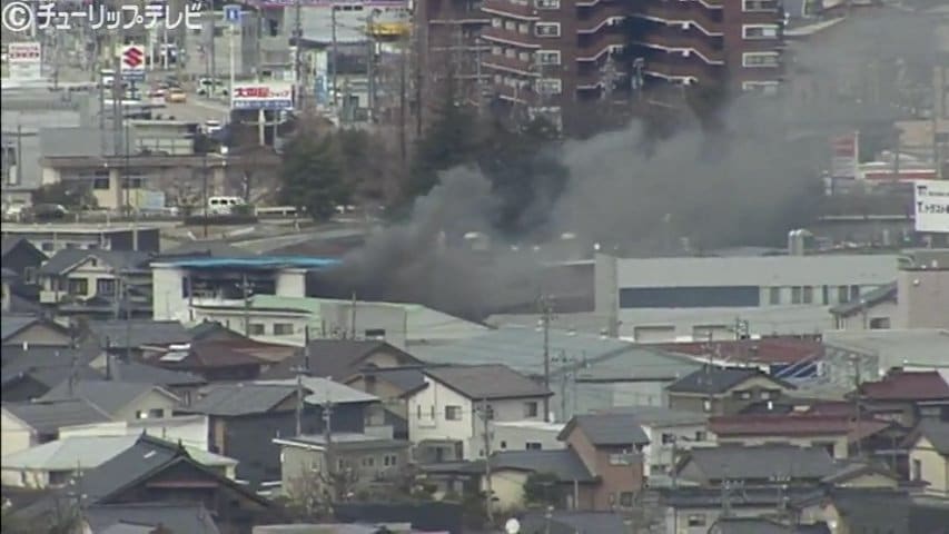 黒い煙があがって爆発音がドーンとした」自動車整備工場で火事 1人救急