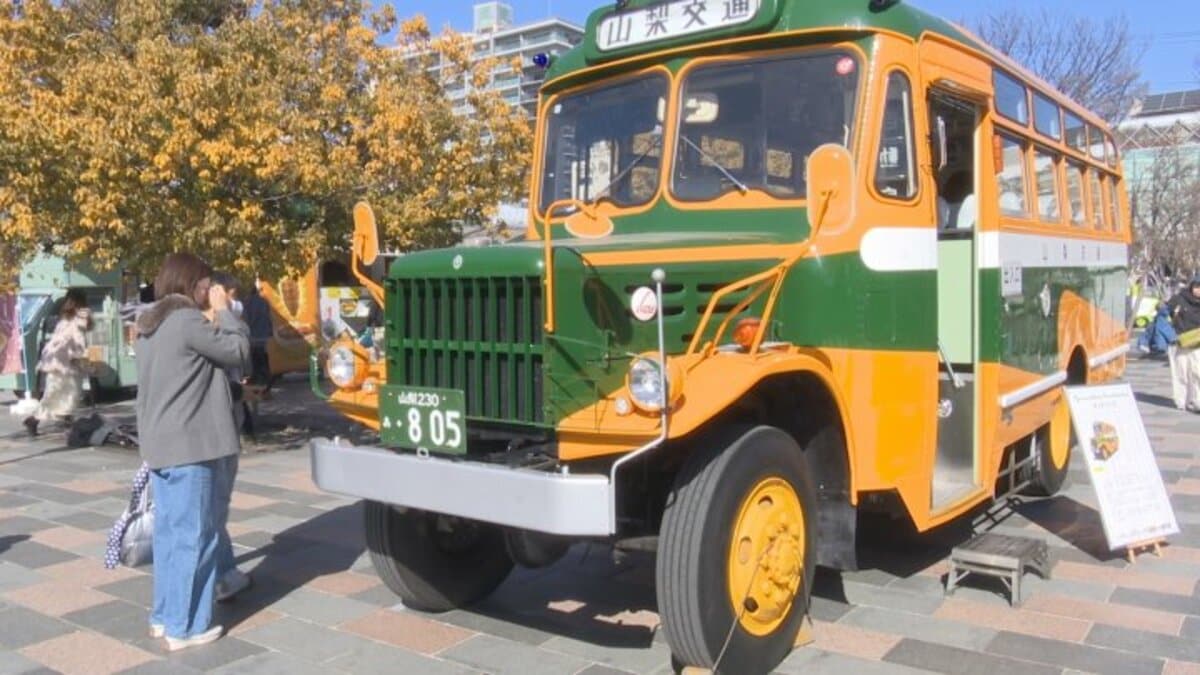 60年前のボンネットバス展示にナンバープレートや運賃表の販売も