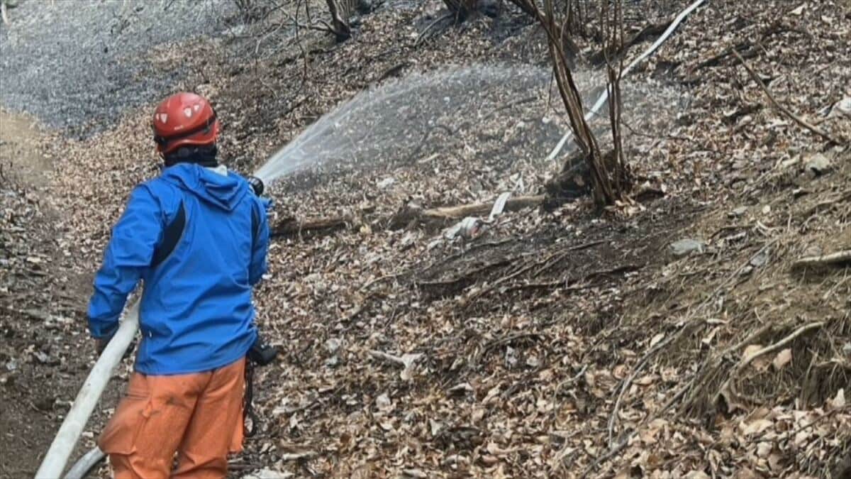 「火の勢いは だいぶ収まってきている」扇山の山林火災　発生から2週間　一方で、消防機材が大量破損　ふるさと納税で寄付募る　山梨