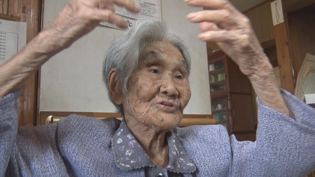 元気の秘けつは「食べる、寝る、クイチャー」　宮古島市の新百歳、新城キヨさんを嘉数市長が祝う