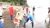 「大きくなって帰ってきてね」園児らが願い込めて駿河湾にヒラメの稚魚を1万4700匹放流＝静岡・沼津市　|　静岡のニュース | SBSNEWS | 静岡放送