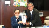 「十島村の発展祈る」ジャズピアニスト・テディ金城さん　地震相次いだトカラ列島十島村に義援金贈呈　鹿児島市|TBS NEWS DIG