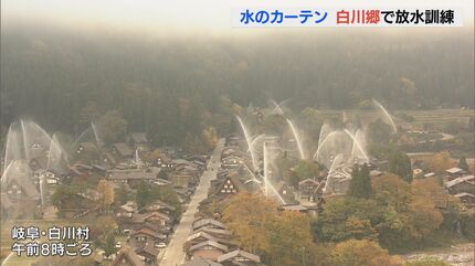世界遺産に幻想的な水のカーテン 岐阜・白川郷の合掌造り集落で一斉