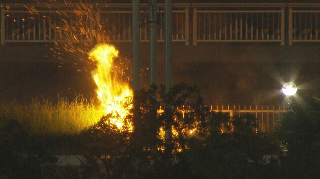 “迷惑花火”が関連？名古屋港ガーデンふ頭で火事  炎が徐々に大きくなる中…2人の人影も|TBS NEWS DIG