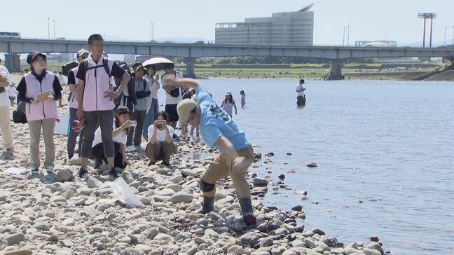 長良川で「水切り大会」全国各地から猛者が集結 最高記録は一体…？|TBS NEWS DIG