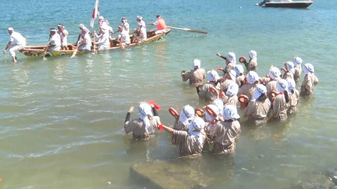 わら鉢巻きの女性たちが胸元まで海につかってパーランクー打ち鳴らす 500年の伝統・大宜味村の海人祭＝ウンガミ|TBS NEWS DIG