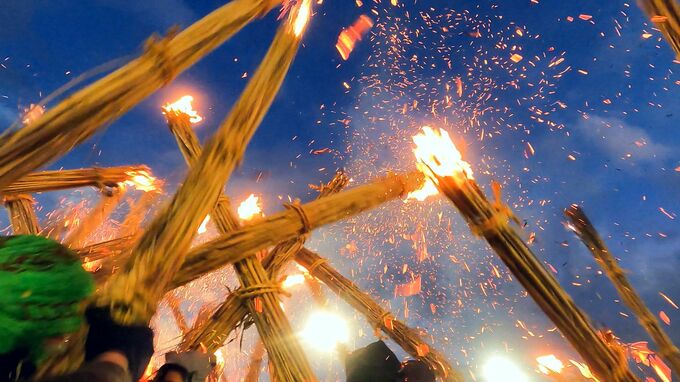 23年ぶりに復活 金武町大綱曳 秋の空に火の粉舞う|TBS NEWS DIG