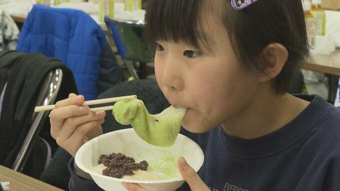 「みんなで作って元気がでるようなおいしさ」児童が自分で『田植え』をしたもち米約14kgで『餅つき体験』　|　青森のニュース│ATV NEWS│青森テレビ