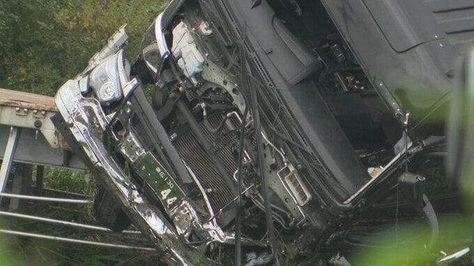 高齢の男女2人が死亡　大型トレーラーと乗用車が交差点で衝突【4人死傷】乗用車側に一時停止の標識…事故のはずみでそれぞれの車が道路脇に転落|TBS NEWS DIG