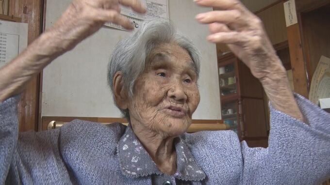元気の秘けつは「食べる、寝る、クイチャー」　宮古島市の新百歳、新城キヨさんを嘉数市長が祝う|TBS NEWS DIG