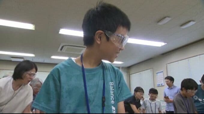 小松菜が割れた⁉ 液体窒素の実験に児童も興味津々 夏休み「かがくワンダーランド」　|　石川県のニュース｜MRO北陸放送